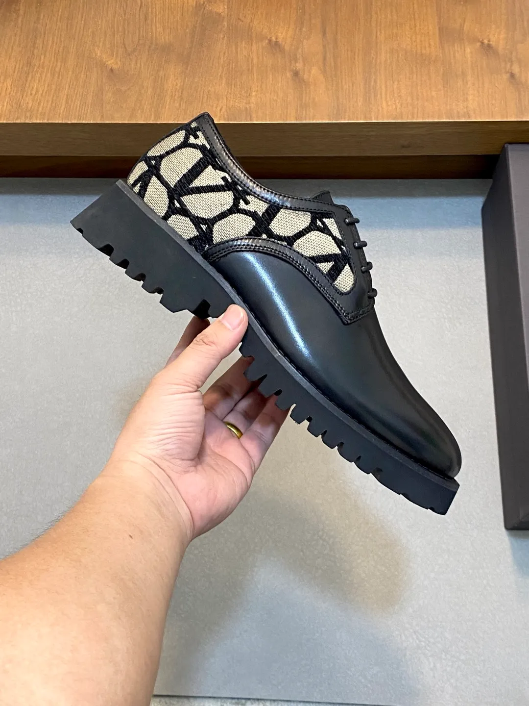 Men's shoes 💰740 VALENTINO Valentino's new men's fashionable casual leather shoes. These leather shoes are made of imported cowhide leather uppers, dyed calfskin lining and calfskin insoles. The upper foot is soft, comfortable and breathable. Comes with complete packaging in the original box! Visible details and quality. Size: 39-44 (customized at 38.45.46)